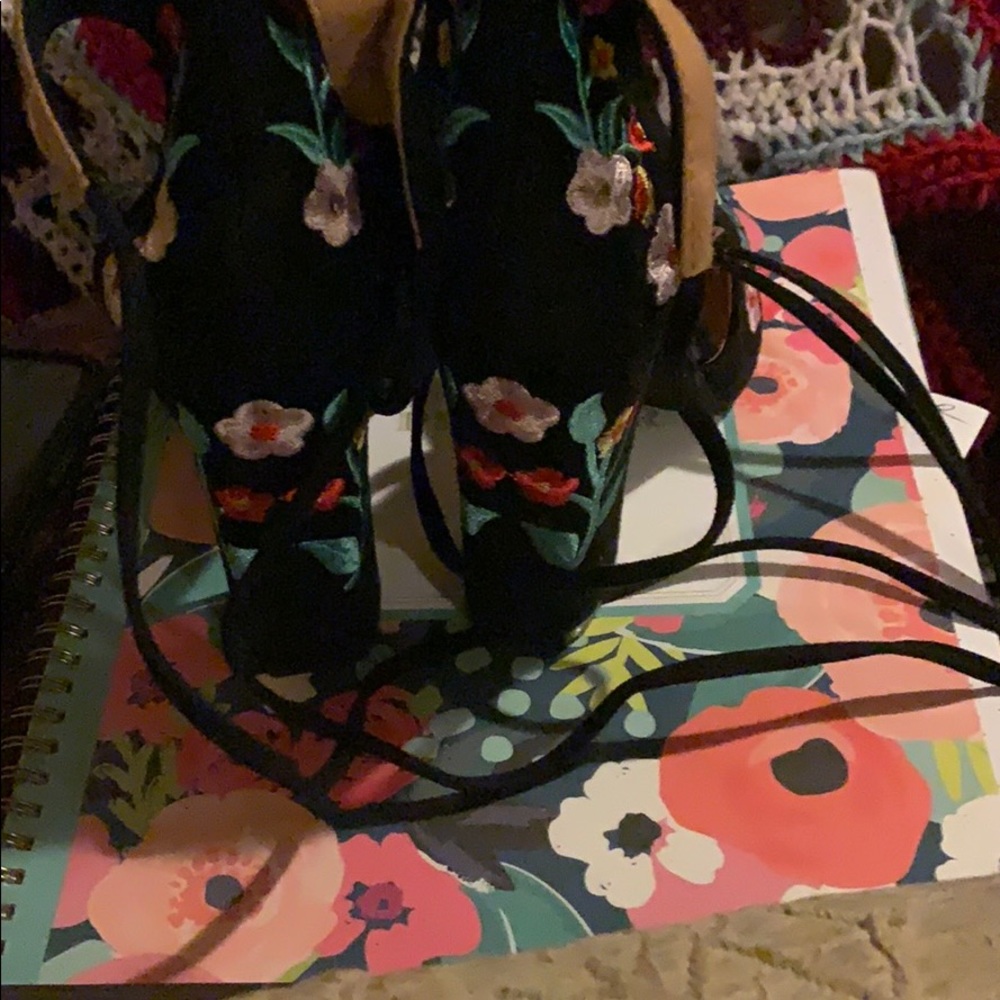 Embroidered Heels - Picture 2 of 4